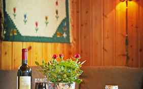 Gemütlich empfangen einen die Holzhäuser und Appartements nach einem Tag an der frischen Luft.